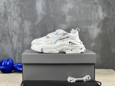 尺码 35-45 莞产纯原顶级版本 初代老爹鞋 1:1复刻原版 秒杀市面错误版本 balenciaga Triple S 巴黎世家 姥爹复古运动鞋 #唯一正确字