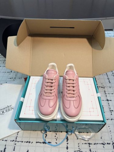 alexandermcqueen 2025重磅发售来了 麦昆全新一代小白鞋特别高级且干干净净 是这一季主打色 在麦昆原有鞋型上做了升级改进 皮质更软了 整体更轻