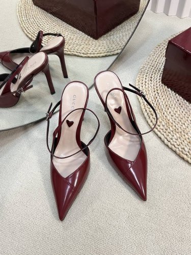 Gucci 24Ss春夏新款 G家尖头交叉V型系列 经典再现 简约设计高雅品质 鞋面以开边珠材料匠心打造 鞋面缀饰亮眼交叉小斜边的设计 后带着釆用松紧带五金品牌