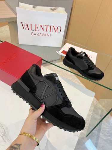 冲量价: P440男+10Valentino华伦天奴 国内天花板 9个色 匠心打造 一生挚爱 新款休闲鞋最新款 走秀情侣爆款 ，杨洋，张艺兴 关晓彤等众多明星同