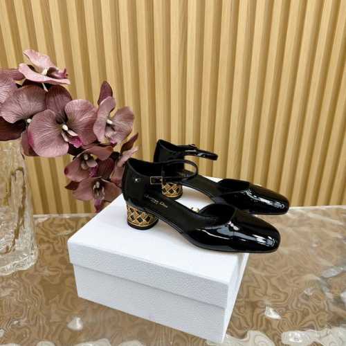 DIOR2024 春夏玛丽珍凉鞋 单鞋系列 延续D家永恒经典！这款鞋低调不失华丽 性感又不显张扬 鞋型是大家都爱的秀气款 非常非常显瘦 侧面整个弧度将脚部曲线完