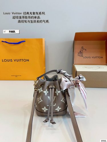 配礼盒. Lv 2025新款 Nano 抽绳小水桶 今天和大家分享全网抢先看L家 新款，最新Trio Mini Icones實物图和性价比分析来啦。分别采用小水
