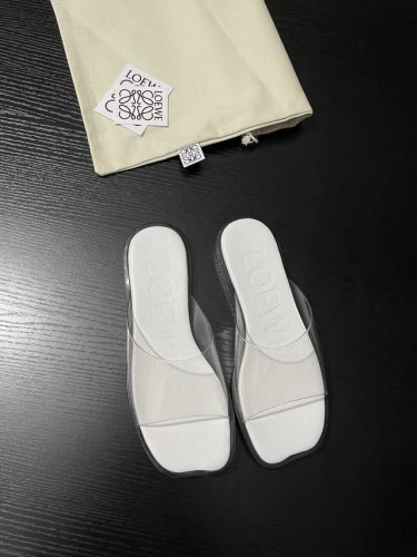 一眼万年的LOEWE透明凉拖LOEWE这双凉拖，纯净白色搭配透明鞋面，简约又独特。一脚蹬设计，轻松适配各种穿搭，时髦氛围瞬间拉满，夏日出街超吸睛鞋面进口胶片 内