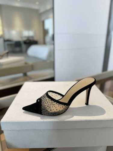 价格： Gianvito rossi 2025 新款拖鞋顶级版本，代购品质！施华洛奇水钻尖头高跟拖鞋，宛如从童话中走来的仙履。施华洛奇水钻璀璨耀眼，如同繁星点点