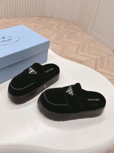 最新系列！Prada 普拉达2025春夏新款厚底凉鞋 三角扣面包包头半拖鞋 最新走秀系列 经典升级 舒适度与时髦度并存 每个颜色搭配都好看，设计搭配不同风格需求