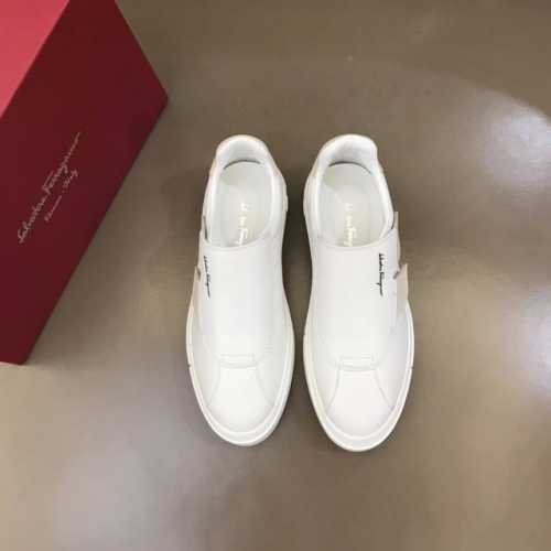 Salvatore Ferraga** 高端男士低帮时尚运动鞋，这款休闲鞋结构新颖，由柔软的小牛皮制作，鞋面的撞色元素凸显大胆前卫气息，头层羊皮内里高档舒适。这