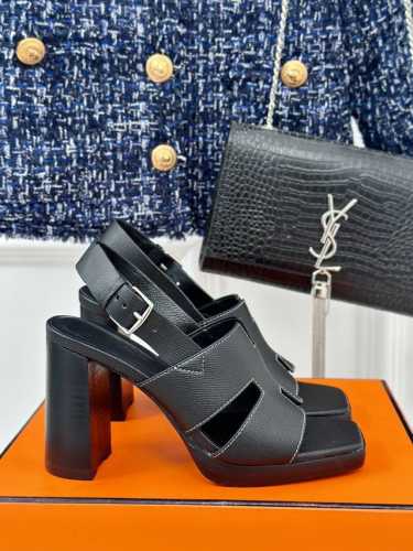 厂价 HermèS 爱马仕经典防水台H 粗跟高跟凉鞋 极约复古的设计 浓厚的异域风情 时髦感十足、随便上脚都很有腔调 简简单单的款式随便搭配一下高级感就很棒 百