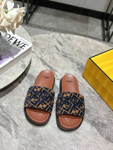 Fendi 芬迪情侣款走秀主推拖鞋系列，新品上线，芬具桌脚设计灵感改创于今年秀场的主推系列鞋履 当季新品拖鞋，众所周知，鞋子永远设计为高级感满满的，高端大气上档