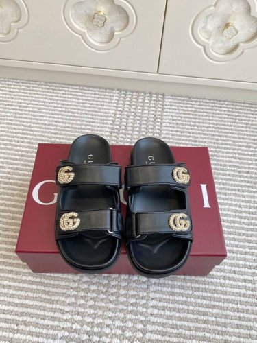 Gucc～I古奇新品Gg钻扣魔术贴厚底凉拖鞋 顶级品质 这款凉鞋以Gg皮革匠心打造，缀饰一眼可辨的双G标识，舒适百搭 原版开模双G水钻扣 面料：进口小牛皮 内里