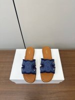 celine｜塞琳 25Ss春夏新款拖鞋 凯旋门英伦风平底微标拖鞋 简约大气时髦 耐看不过时 是时尚圈永不退潮的经典所在，复古的英伦风格，让你穿出不一样的气质