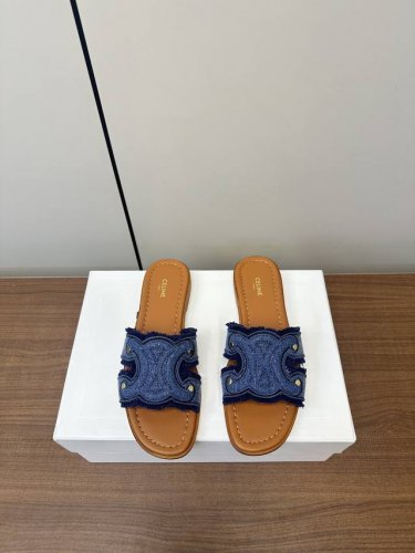 celine｜塞琳 25Ss春夏新款拖鞋 凯旋门英伦风平底微标拖鞋 简约大气时髦 耐看不过时 是时尚圈永不退潮的经典所在，复古的英伦风格，让你穿出不一样的气质