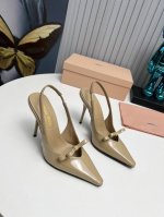 工厂 新款新品 Miu Miu 全新超美装饰搭配,时尚淑女气质十足 双色拼接 又不乏美艳色彩,外侧附带弹力象巾 上脚非常方便意大利引进的原版楦头是最新楦、出来形