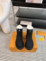 驴牌经典秋冬厚底雪地靴 简约大气时髦 耐看不过时 是时尚圈永不退潮的经典所在 上脚还很好的修饰腿型显瘦！ 面料采用原版定制牛皮 内里垫脚均为纯羊毛 原版开模定制