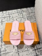 Louisvuitton 25 春夏新款 村上隆联名 平底凉拖 很难不怀疑是不是借鉴了唐朝的唐三彩作为基础，创新成Lv经典标志Logo，采用彩色以及鞋面的大面积