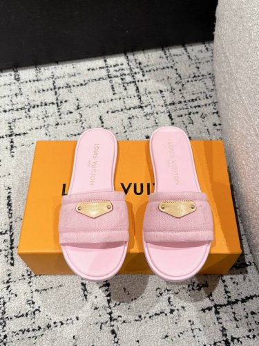 Louisvuitton 25 春夏新款 村上隆联名 平底凉拖 很难不怀疑是不是借鉴了唐朝的唐三彩作为基础，创新成Lv经典标志Logo，采用彩色以及鞋面的大面积