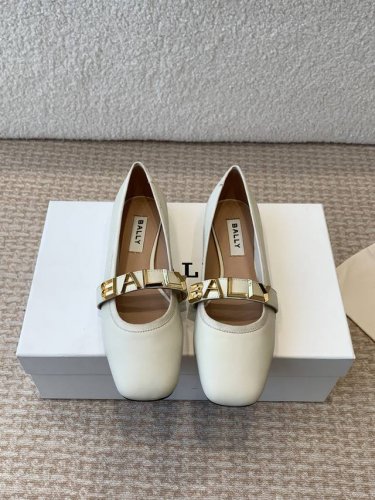 Bally 官网同步，2025春夏新款，时尚粗跟平底马丽珍logo 字母单鞋，走秀款芭蕾舞鞋款式新颖别致，采用方形头型设计 配以Bally 字母扣搭设计突出品牌