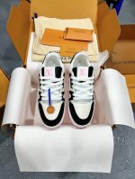 顶级代购版本 LV trainer 情侣限定系列休闲运动篮球鞋 颜值担当 上脚帅炸，每个颜色都是巨巨巨好看！潮人必备单品 原版订制压纹粒面小牛皮 非市面超纤皮