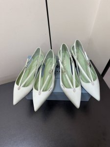 Prada 25ss 早春新款绝美尖头跟鞋 时尚界久违的极简之美经典时尚配色 毫不费力的优雅风来袭 时髦 精致 绝美 包头尖头 开边珠外穿时尚气质简约新款日常拖