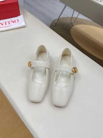 valentino Garavabi 新V扣饰带芭蕾鞋平底鞋 出厂价pp 水晶烫钻20 顶级版本 欢迎比对. 专柜新品 网红街拍都爱搭配的腔调单品哦~ 在Bal - 点击图像关闭