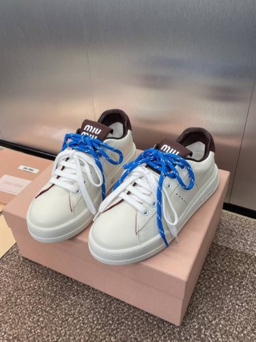 工厂价 Miumiu 2025春夏高定系列走秀新款果冻色系带休闲运动小白鞋 缪缪明星同款字母logo圆头拼色滑板女鞋材质:鞋面进口小牛皮+水染羊皮内里+原版开模