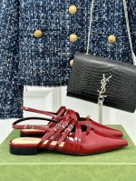 厂价 Gucci 24S秀场尖头平底凉鞋 这双我称之为“氛围感之神” 柔颯利落的小尖头自带高级 扣带都是可以自由调节 细嫩的牛漆皮搭配金扣让你气质翻倍！ 鞋面采