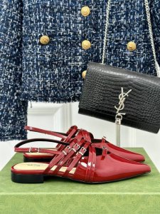厂价 Gucci 24S秀场尖头平底凉鞋 这双我称之为“氛围感之神” 柔颯利落的小尖头自带高级 扣带都是可以自由调节 细嫩的牛漆皮搭配金扣让你气质翻倍！ 鞋面采