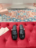 Miu Miu 缪缪 25 早春新品 专柜主打最新走秀款 珍珠扣复古玛丽珍粗跟单鞋缪家高货 顶级工艺打造精品质感 无敌舒适 绝对是一见钟情款！时尚百搭，人手必备