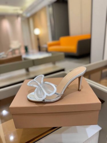 价格P： {拖鞋系} Gianvito Rossi 2025 这款高跟拖鞋 极简主义的 Elle、Gianvito Rossi 秉承了其传统意大利工艺，专注精巧