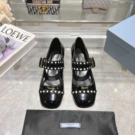 冲量价: Prada 普拉达 25年新款 走秀款方圆头冲孔玛丽珍粗跟单鞋。 这款时尚的高跟鞋采用漆面皮革制成，饰以穿孔装饰，对比鲜明的色彩彰显复古风范。鞋面采用 - 点击图像关闭