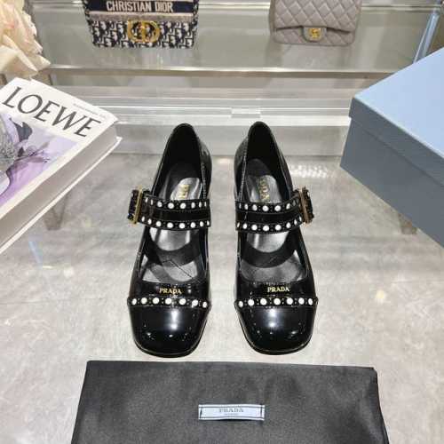 冲量价: Prada 普拉达 25年新款 走秀款方圆头冲孔玛丽珍粗跟单鞋。 这款时尚的高跟鞋采用漆面皮革制成，饰以穿孔装饰，对比鲜明的色彩彰显复古风范。鞋面采用