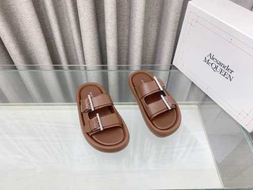 麦昆Alexander McQueen 2025新款凉拖鞋原版复刻定制，麦昆两带拖鞋搭配金属扣刻Mcq标志，约5cm 轻松穿出大长腿，舒适，百搭，夏天必入的一款
