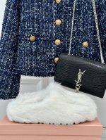 厂价 Miumiu经典秋冬字母毛毛拖鞋 这季节美鞋太多这款毛拖 真的是让我无法自拔真太可爱了～ 大底我们选用的是与原版一样的tpu材质 底片耐磨防滑！！ 码数：