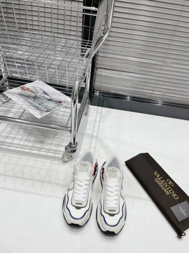 实价： 顶级版本 Valentino华伦天奴V家 新款Netrunner系列 休闲 气垫 情侣运动鞋 原版购入开发 做货 各种色彩搭配吸睛十足，激活魅力无限的阳