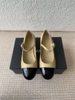 chanel小香 25Ss 春夏鞋头电绣双C Logo点缀，玛丽珍 粗跟单鞋 宛如女神脖子上的项链，上脚包裹性非常好，上脚跟显瘦，真的是超级精致！ 复古的玛丽珍