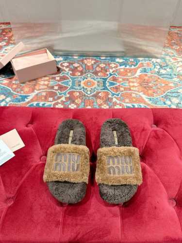 MiuMiu缪缪秋冬新款厚底毛毛拖 每逢秋冬来临 毛拖是必不可少的单品 不仅足够保暖 还能拥有舒适的触感无论搭配什么都有种漫不经心的时髦纯羊毛有用手拨开是厚厚实