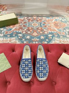 Gucci 早春女士gg装饰园头古奇草编平底新款渔夫拖鞋 全皮鞋面logo款，官网同步，永不过时，超级舒适。 经典条纹logo，绗缝帆布徽标轻便草编麻底渔夫鞋。
