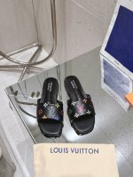 版本升级 顶级版本 代购级别LV ss25 new arrival～本款 6AM 凉拖出自路易威登 x 村上隆再版系列，为全幅 Monogram 图案浸染彩虹色