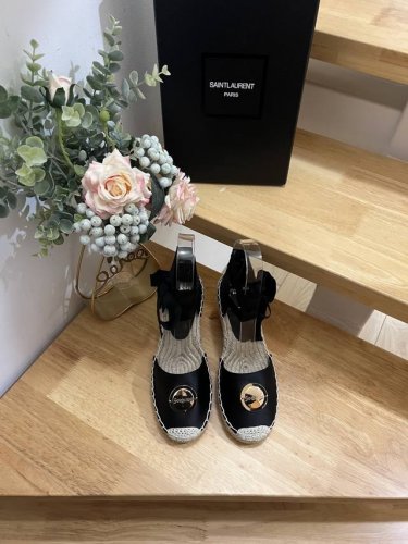 saint Laurent 圣罗兰 2025年 早春 坡跟Logo渔夫鞋 Ysl标志、麻绳中底和内底。 收起 真丝 橡胶鞋底 码数：36-41 西班牙制造