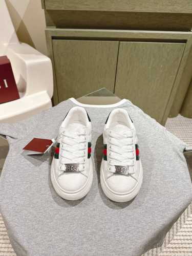 男码10 Gucci 情侣款小白鞋升级版，近几年一直火爆；新色更新不断；明星 网红 直播等必定种草打call，经典时尚风格，5D绘图打印；电绣面等 原版定制牛皮