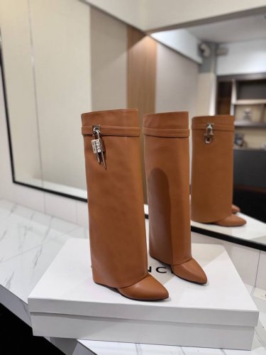 专柜正品级定制版本 GIVENCHY0 新款高跟长靴，市面最高版本 纪梵希 锁扣 风靡整个时尚圈 原版开发鞋型超级正 最高还原度鞋型 包裹性非常好 显瘦 显高级