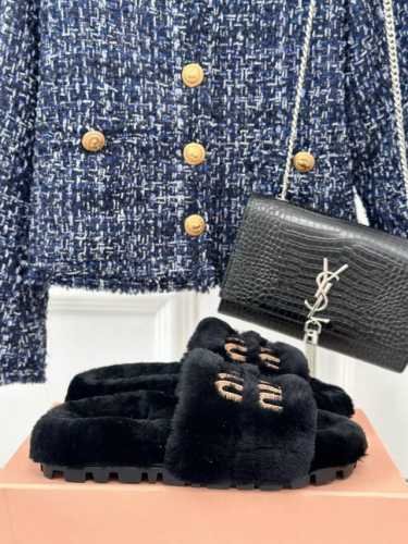 厂价 MIUMIU经典秋冬字母毛毛拖鞋 这季节美鞋太多这款毛拖 真的是让我无法自拔真太可爱了～ 毛茸茸的羊毛是选用欧洲进口A级羊毛 我们做到与原版一致满鞋 全部