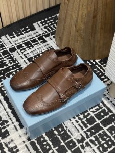 半拖 -单鞋 -25Ss春夏新款Prada复古手工雕花皮雕扣平底乐福鞋 半拖鞋这款鞋履着意呈现经典与复古格调，兼具阳刚气质与柔美风情，形成二元对比，彰显Prad
