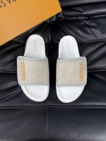 louis Vuitton 路易威登 高端精品 奢品拖鞋 1:1高端品质 休闲阳光宽松舒适型 最高版本高品质精品 经夏季必入哦 码数 38-45 p价