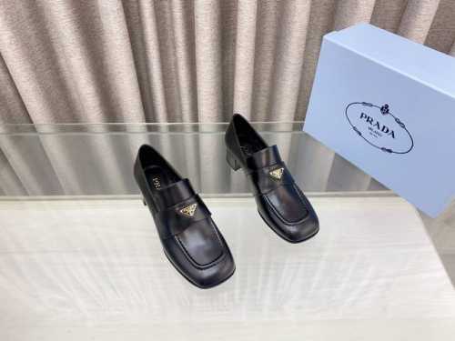 顶级版本Prada 普拉达2025ss 春夏季新款 Saint-Tropez 系列休闲鞋经典三角标中性乐福鞋新晋爆款~这款经典羊绒乐福鞋的鞋面呈箍缩接缝设计。正