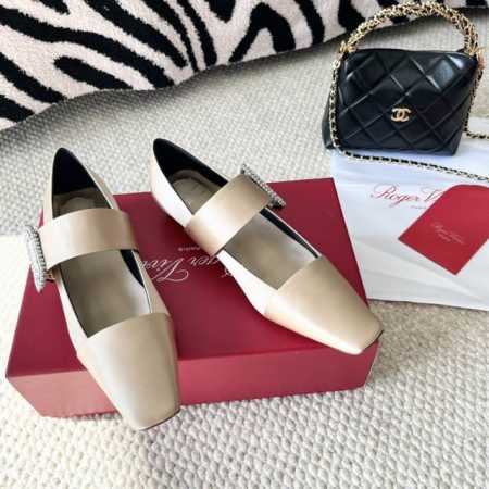 Roger vivier RV2024年新款水晶钻扣芭蕾舞平底单鞋 鞋面:真丝 内里:羊皮 大底:牛皮大底 正码:35-39订做34.40.41 - 点击图像关闭