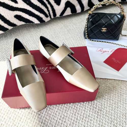 Roger vivier RV2024年新款水晶钻扣芭蕾舞平底单鞋 鞋面:真丝 内里:羊皮 大底:牛皮大底 正码:35-39订做34.40.41