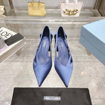 出厂价p prada 普拉达 24 秋冬秀款女鞋 尖头粗跟专柜走秀款！ 鞋面：进口真丝面料 内里：高定制牛皮 大底：原版意大利真皮大底 跟高：5Cm 鞋码: 3