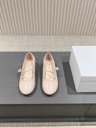工厂价 女装女鞋 运动原单 Dior｜迪奥24ss 圆头藤格纹珍珠芭蕾2024 圆头藤格纹珍珠芭蕾粗跟鞋高级感十足！复古又时髦，上脚美炸了！■内里:进口羊皮里■ - 点击图像关闭