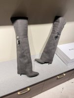 GIVENCHY纪梵希新款金属扣长靴 风靡时尚圈的裤腿靴，非纪梵希莫属 经典版型一再升级 原版1:1开发，腿部饰有皮革束带 搭配金属扣侧面饰有银色和金色饰面 不