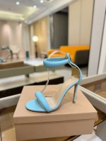 价格P： 吉安维托 罗西 Gianvito Rossi 轻松移动。这款时尚高跟凉鞋 秉承了其传统意大利工艺，专注精巧细节，打造优雅女人味，每一双吉安维托 罗西